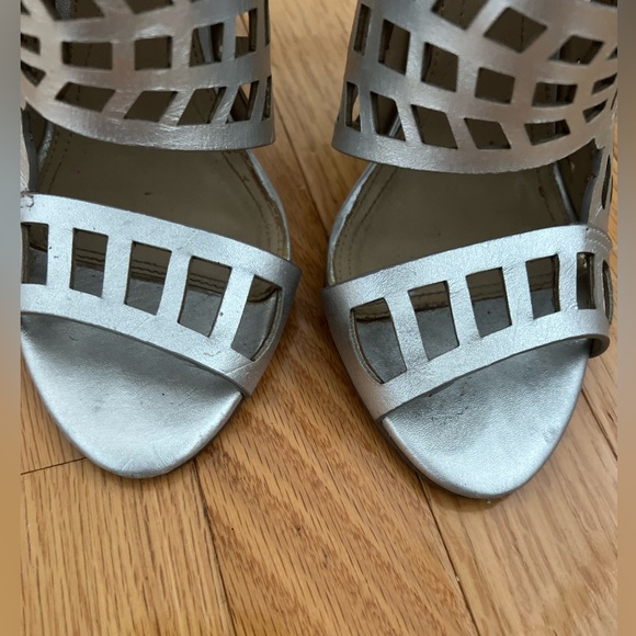 BCBG MAXAZRIA MAVEN LASER-CUT SANDAL SILVER IN SIZE 7.5 - Picture 11 of 13